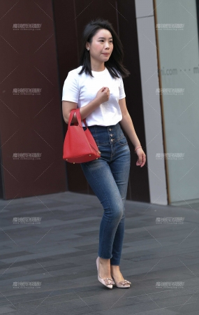 饱满的圆臀，紧牛高跟小姐姐