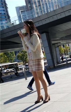 4k视频，街拍超具美女气质的丝袜腿女神