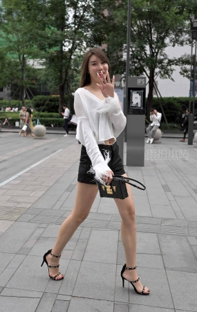 街拍大长腿高跟美女
