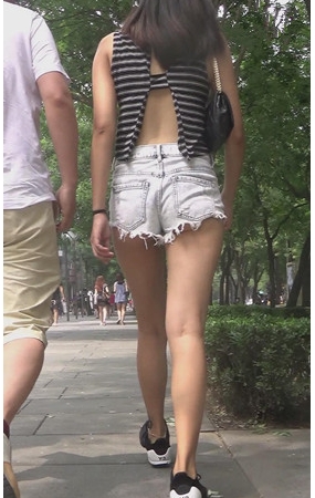 热裤美女