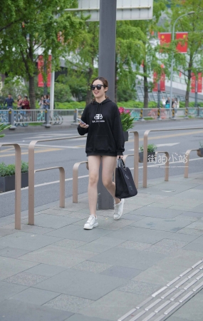 街拍黑色卫衣小姐姐