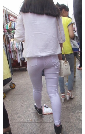 紧身白裤美女