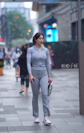 街拍灰色套装小姐姐