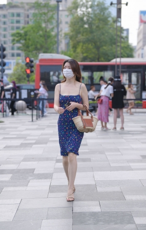 夏日性感吊带裙小姐姐