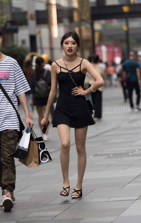 街拍黑色短裙小姐姐