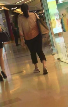 丰满的豹纹高跟包臀裙美女