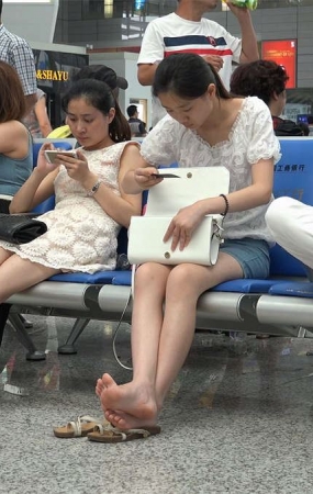 青涩的姑娘双脚离鞋，露出了光滑干净的足底