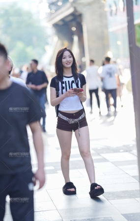 热裤美眉