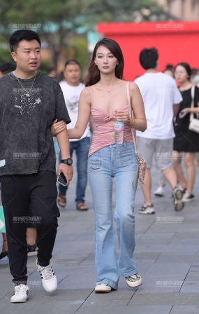 性感抹胸紧牛美女
