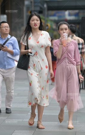 这裙子，蛮贴身的，好看~