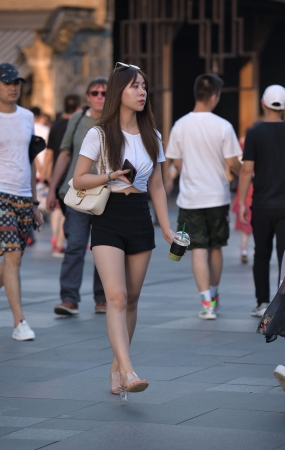 墨镜的美女
