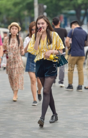 聊微信的长腿黑丝美女-12P
