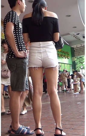 白色热裤小姐姐