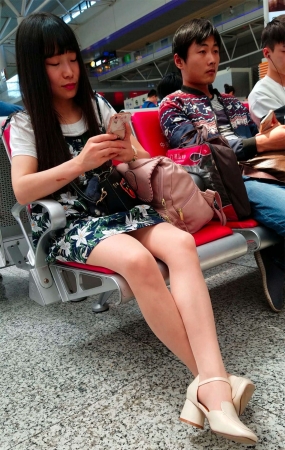 丝足高跟美女火车站