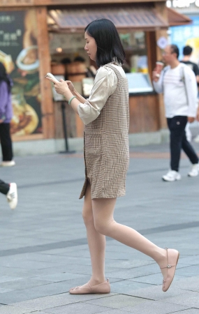 肉丝街拍少妇