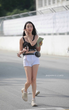 白短热裤小姐姐