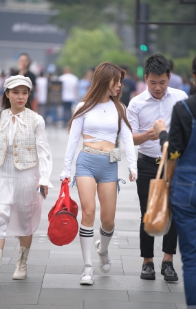 漂亮的极品露腰短裤美女