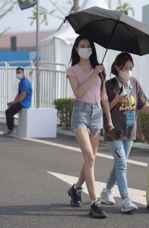 高挑甜美可爱