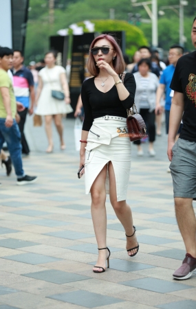 开叉短裙白腿高跟美女-9P