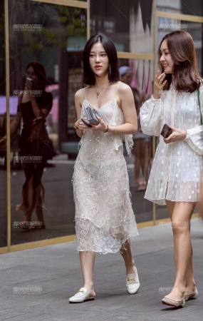 性感小吊带白裙美女!