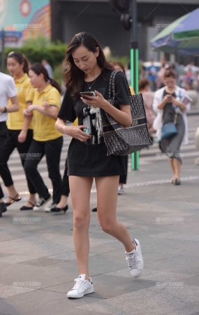 小姐姐裤子好短