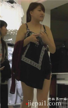 街拍肥臀美女跟好姐妹逛街 [588 MB]