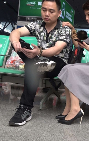 干练的短发女子