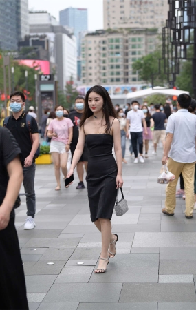 黑色吊带连体包臀长裙美女