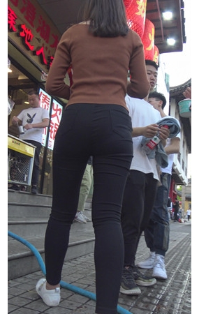 紧身黑裤妹子
