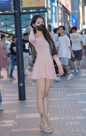 粉裙美眉