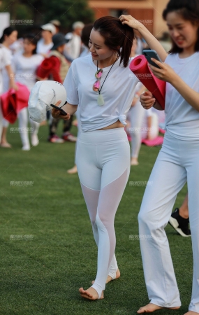 1716洁白美女身材很好