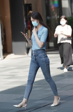 高腰热裤美眉