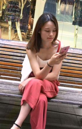 性感吊带衫街拍美女玩自拍