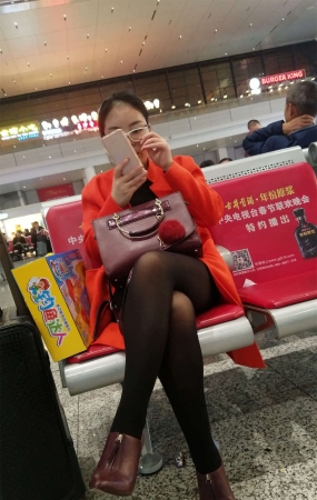 车站高跟鞋黑色丝袜极品长腿少妇