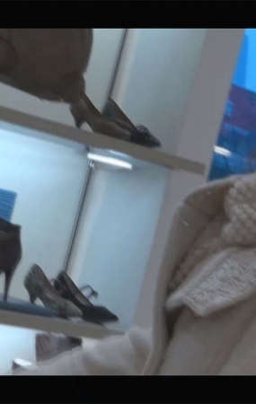 冬日商场美女裸足