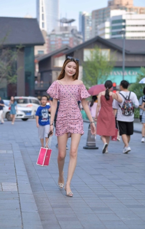 满是小心心的短裙美女