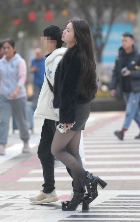 街拍黑丝妹子