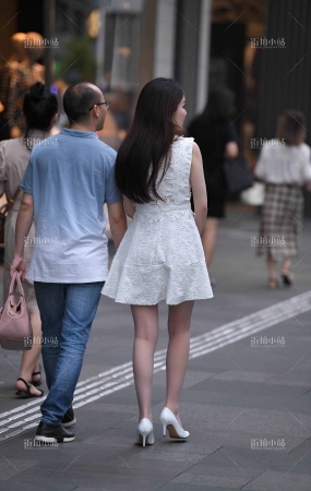 街拍白裙白高跟鞋美女
