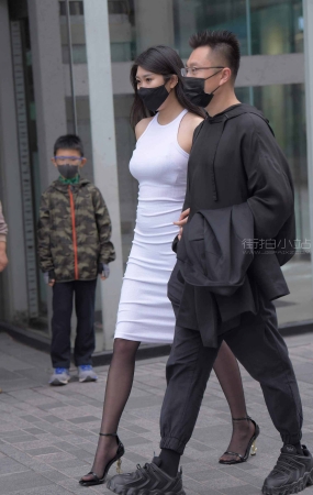 极品身材修身裙黑丝街拍美女