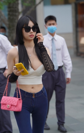 蓝色蜜桃裤美眉身材挺棒