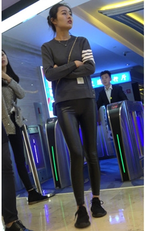 漂亮的长腿皮裤美女