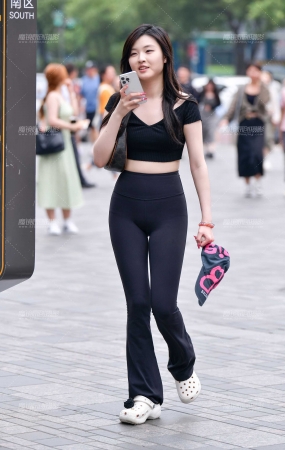 黑衫紧身裤美女