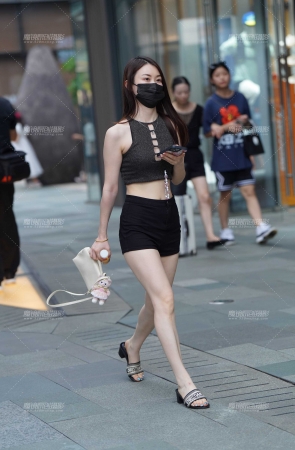 热裤美眉