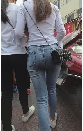 身材不错的紧身牛仔小姐姐