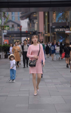 街拍粉色裙套装高跟美姐