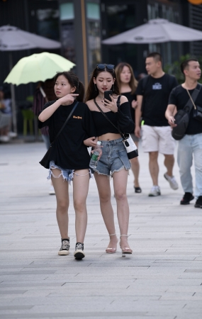 白色吊带连体裙小妹【套图+视频】