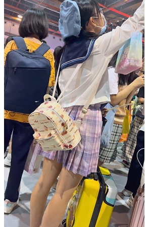 百褶裙妹子