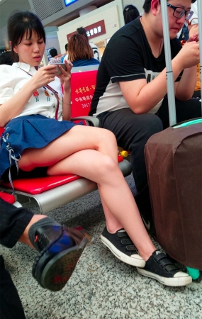美女这坐姿着实有点过分了