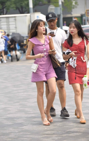 街拍紫色衣服美女
