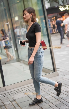 紧牛短发女